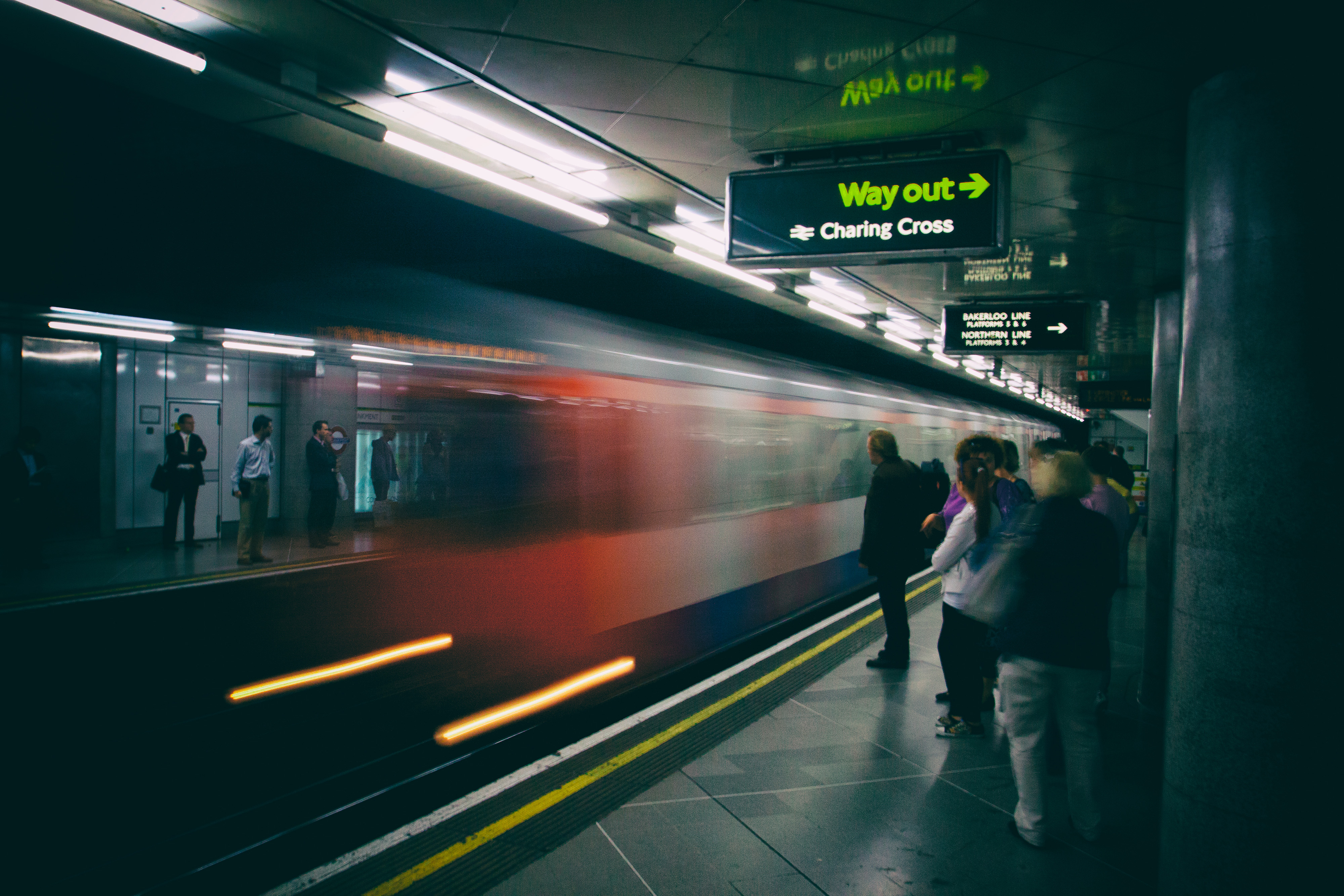 Покажи картинки станции лайт. Размытое фото в метро. Андеграунд обои на телефон. Лондон блур. Поезд метро длинная Выдержка.